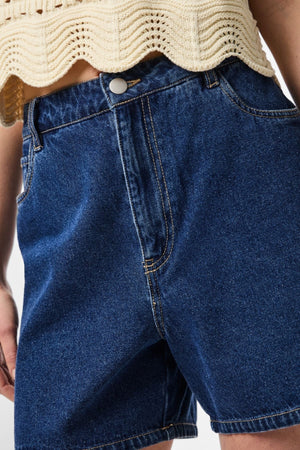 Abbi Shorts - Keskikokoinen farkku