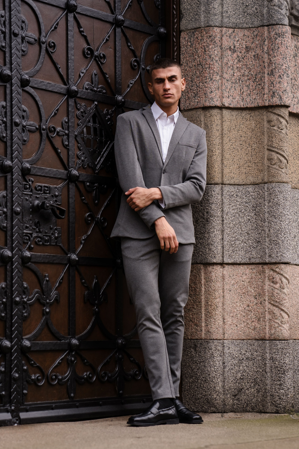 The Original Performance Suit™️ (Tummanharmaa) - Pakkauskauppa