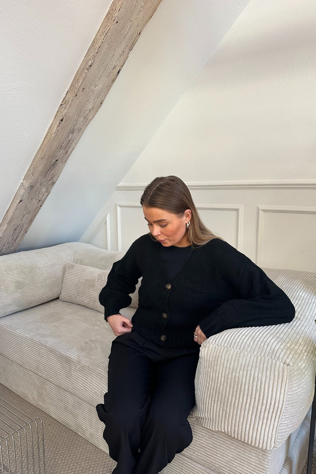 V-kaula-aukkoinen neuletakki - musta