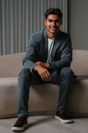 The Original Performance Suit™️ (Tummanharmaa) - Pakkauskauppa