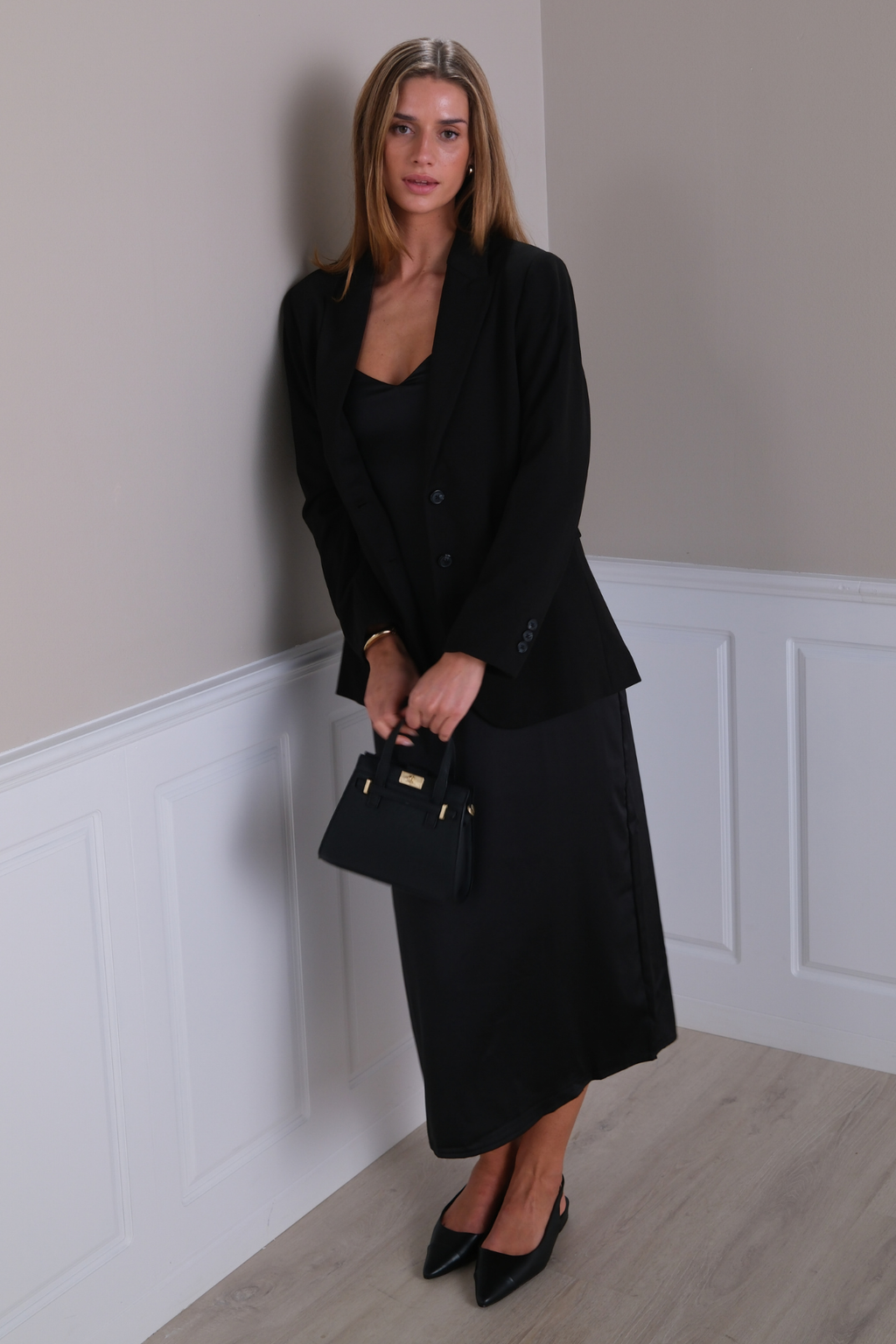 Klassisen istuvuuden bleiseri - musta