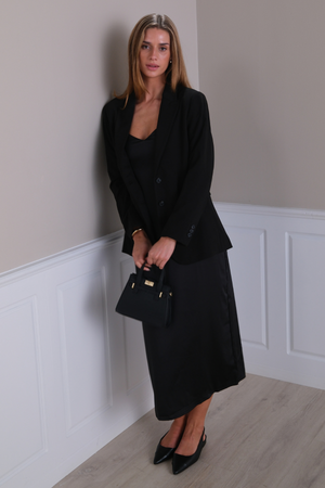 Klassisen istuvuuden bleiseri - musta