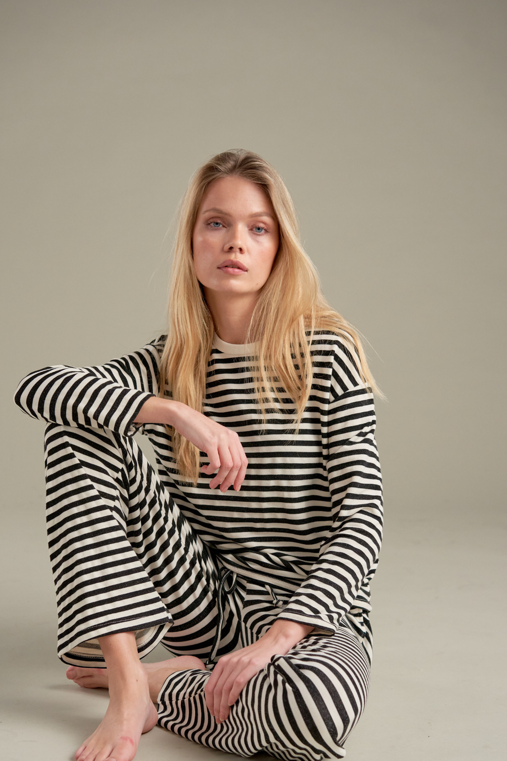 Raidallinen paita - Musta