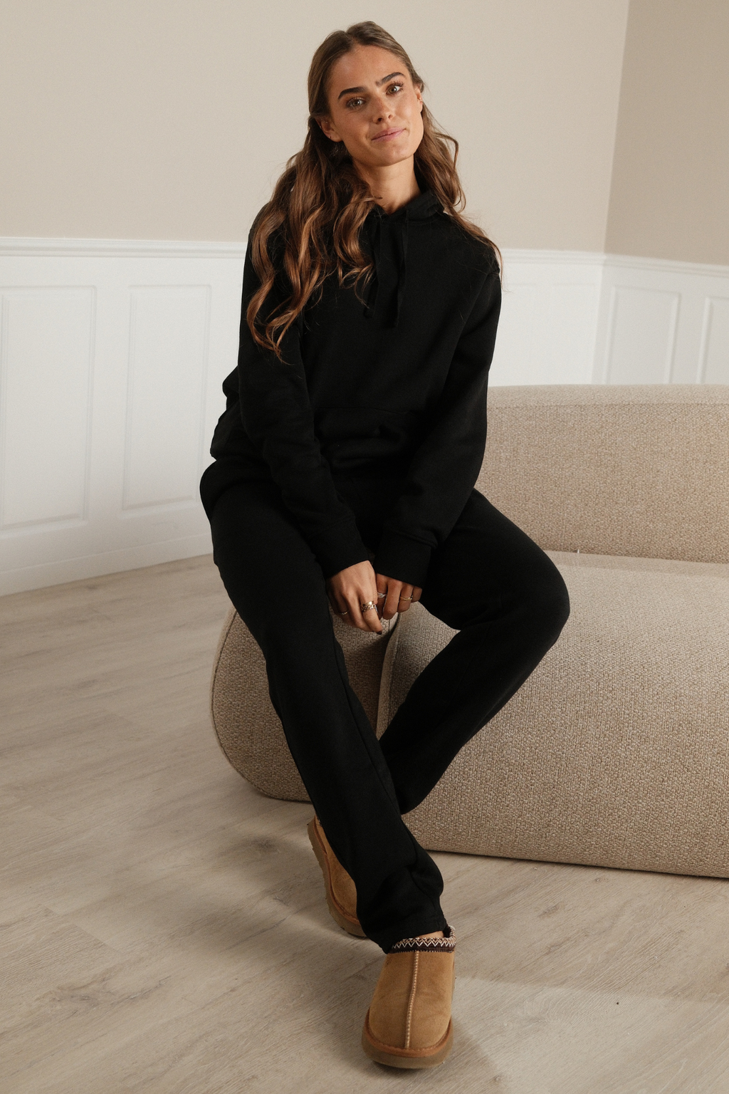 Essential hupullinen naisten pusero - musta