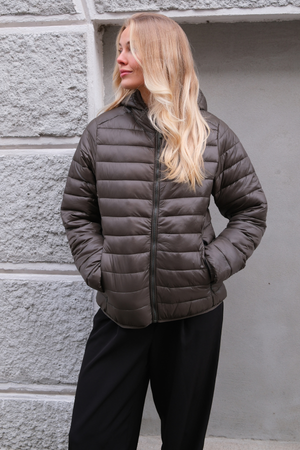 Kevyt puffer -takki - oliivi