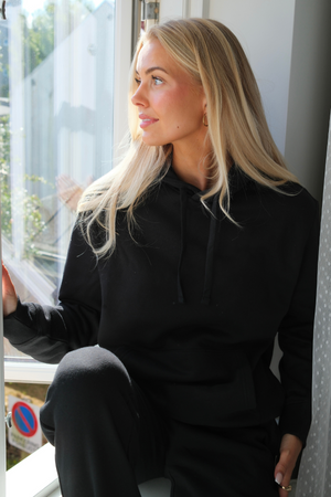 Essential-huppari - musta