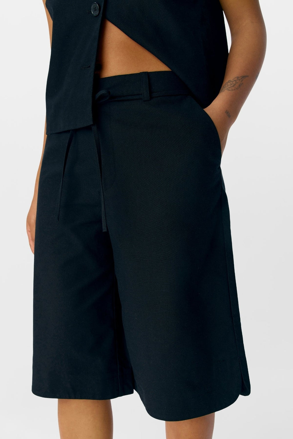 Aura bermuda Shorts - musta