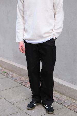 Chino leveä - musta