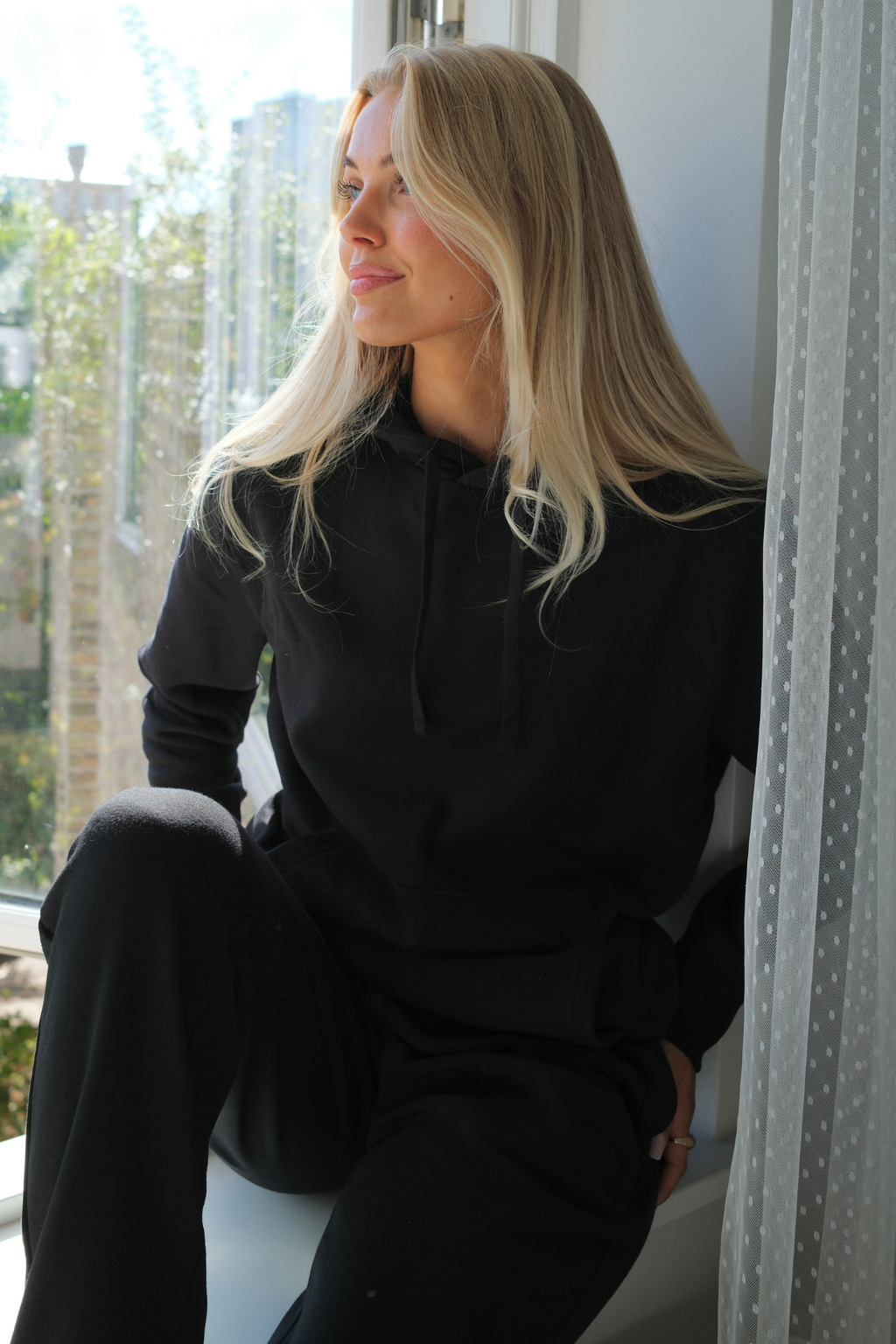 Essential-huppari - musta