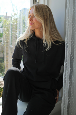 Essential-huppari - musta