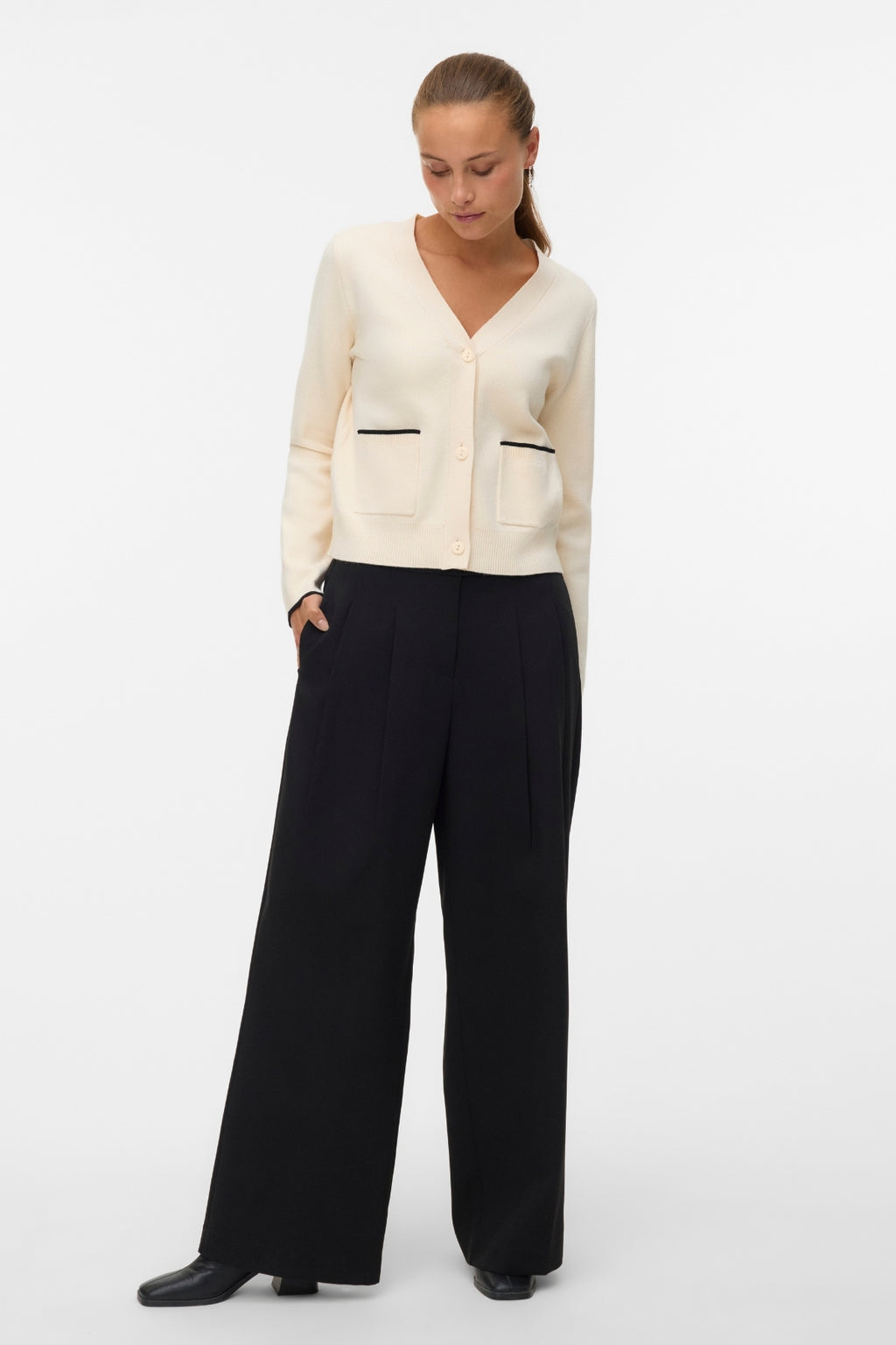 Kultainen V-aukkoinen kontrastineuletakki - koivu W. Musta