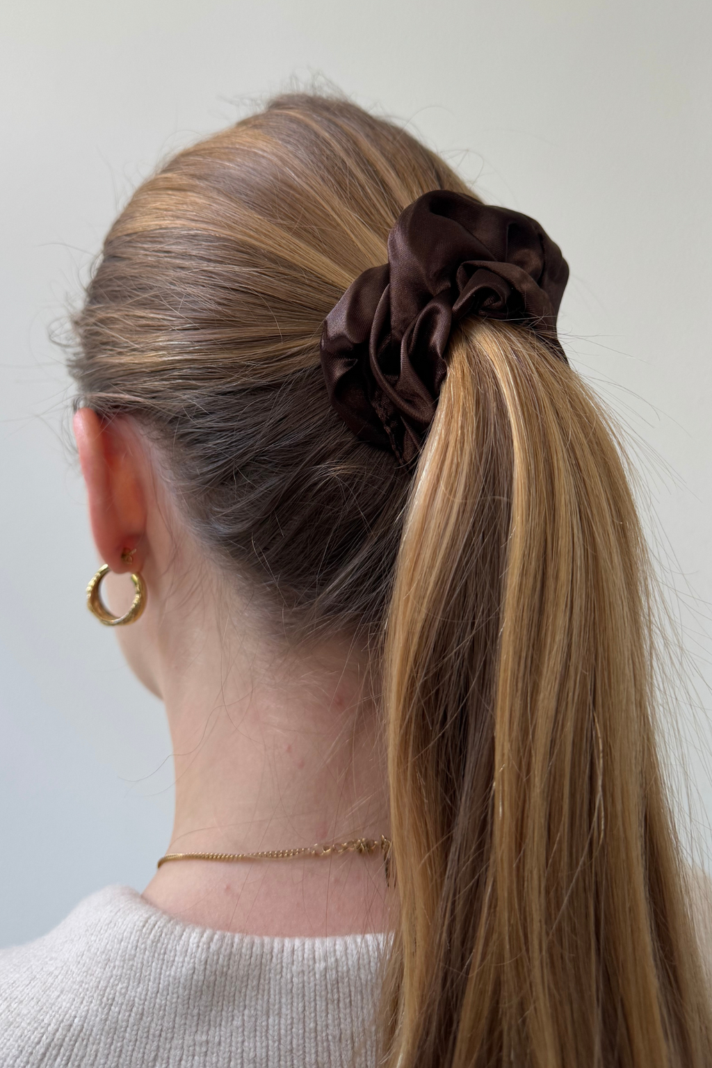 Satiini scrunchie - tummanruskea