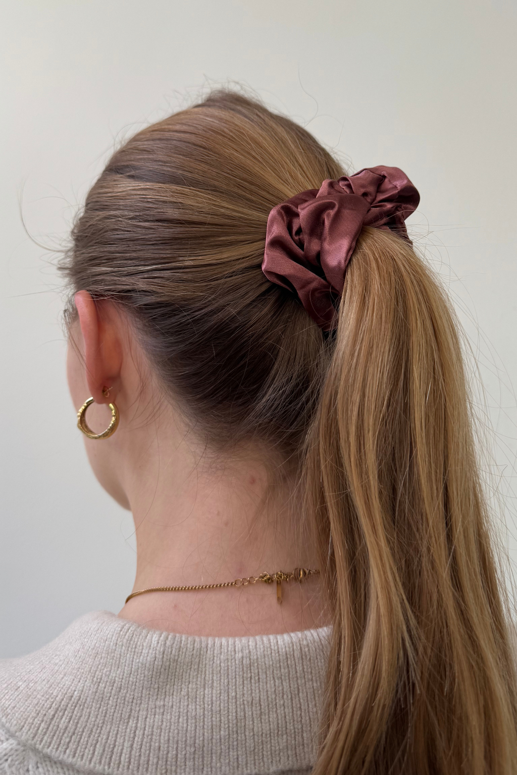Satiini scrunchie - tumman violetti