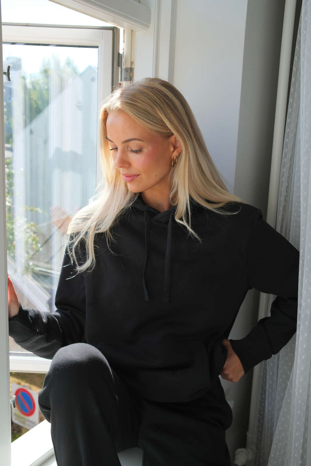 Essential-huppari - musta