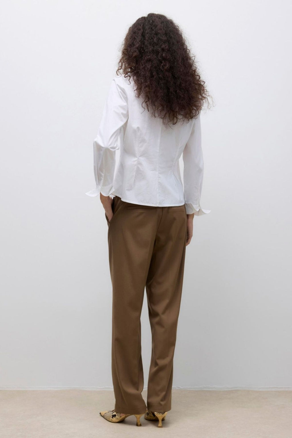 Ums v -kaula -paita - kirkkaan valkoinen