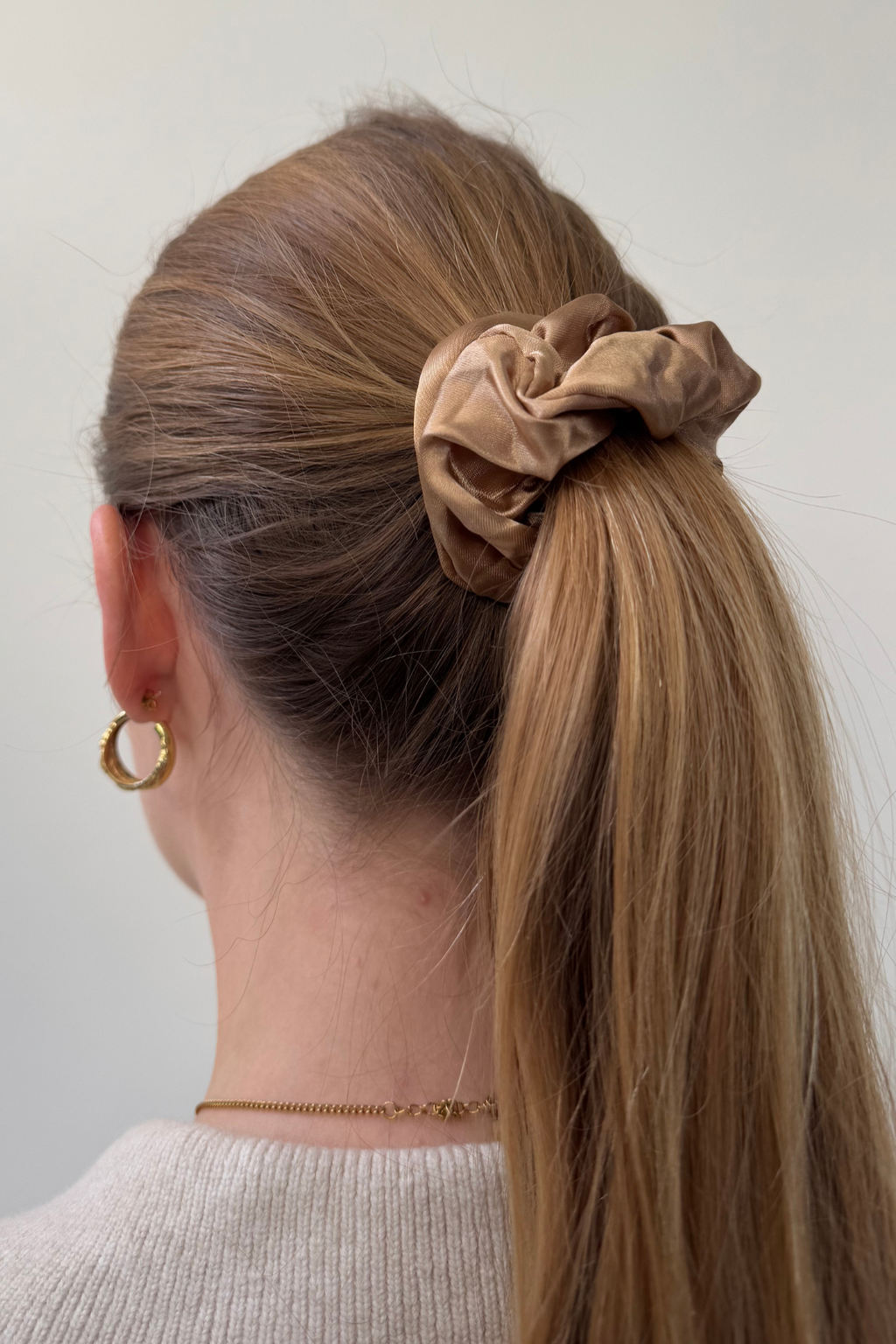 Satiini scrunchie - kevyt beige