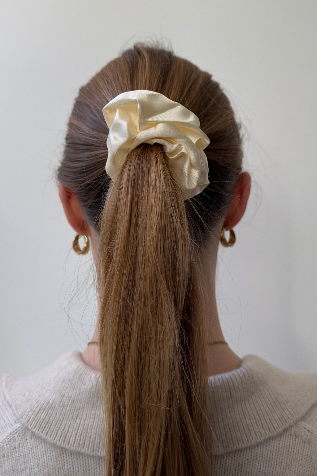 Satiini scrunchie - valkoinen