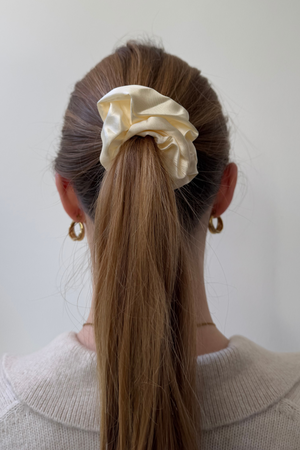 Satiini scrunchie - valkoinen