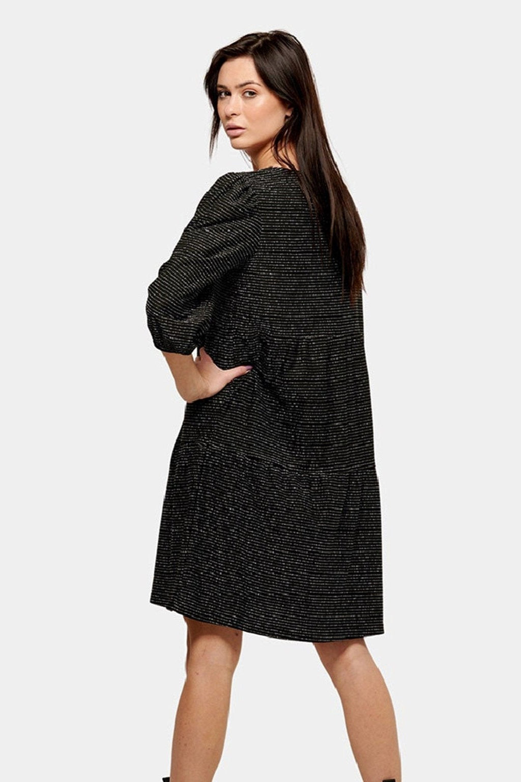 Pukeudu kiilla -raidoilla - musta