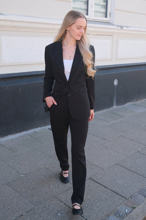 Performance Naisten puku (musta) - Pakettitarjous