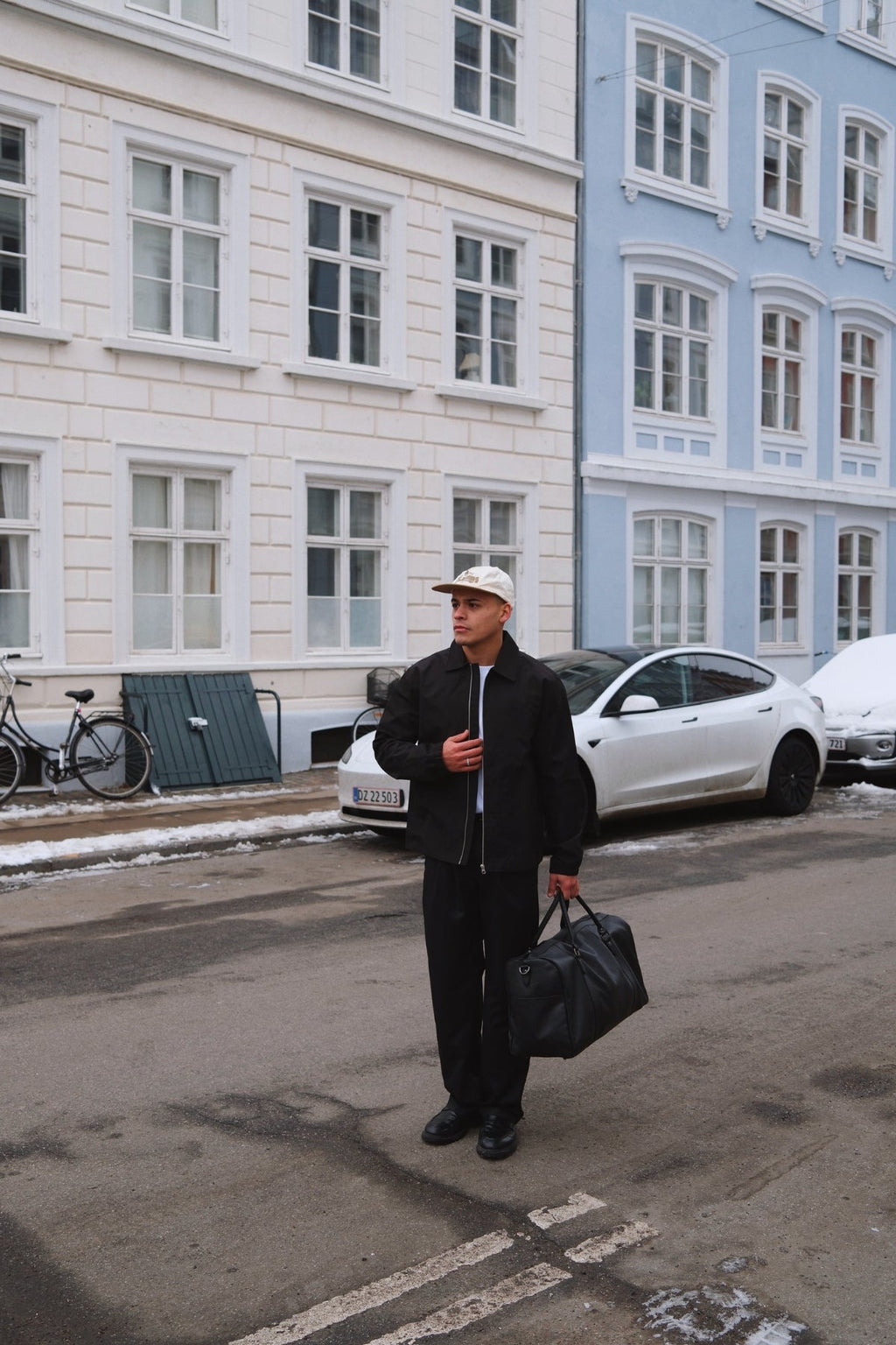 Lyhyt vetoketjullinen takki - musta