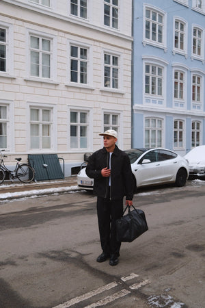 Lyhyt vetoketjullinen takki - musta