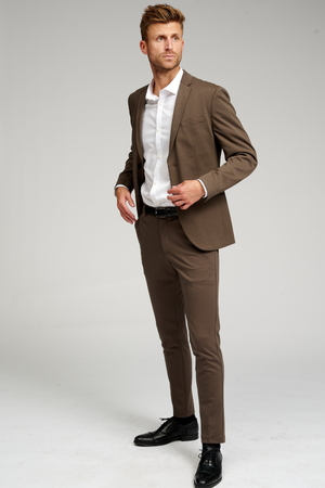 The Original Performance Suit™️ (Tummanruskea) - Pakkauskauppa