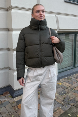 Lyhyt puffer -takki - oliivi