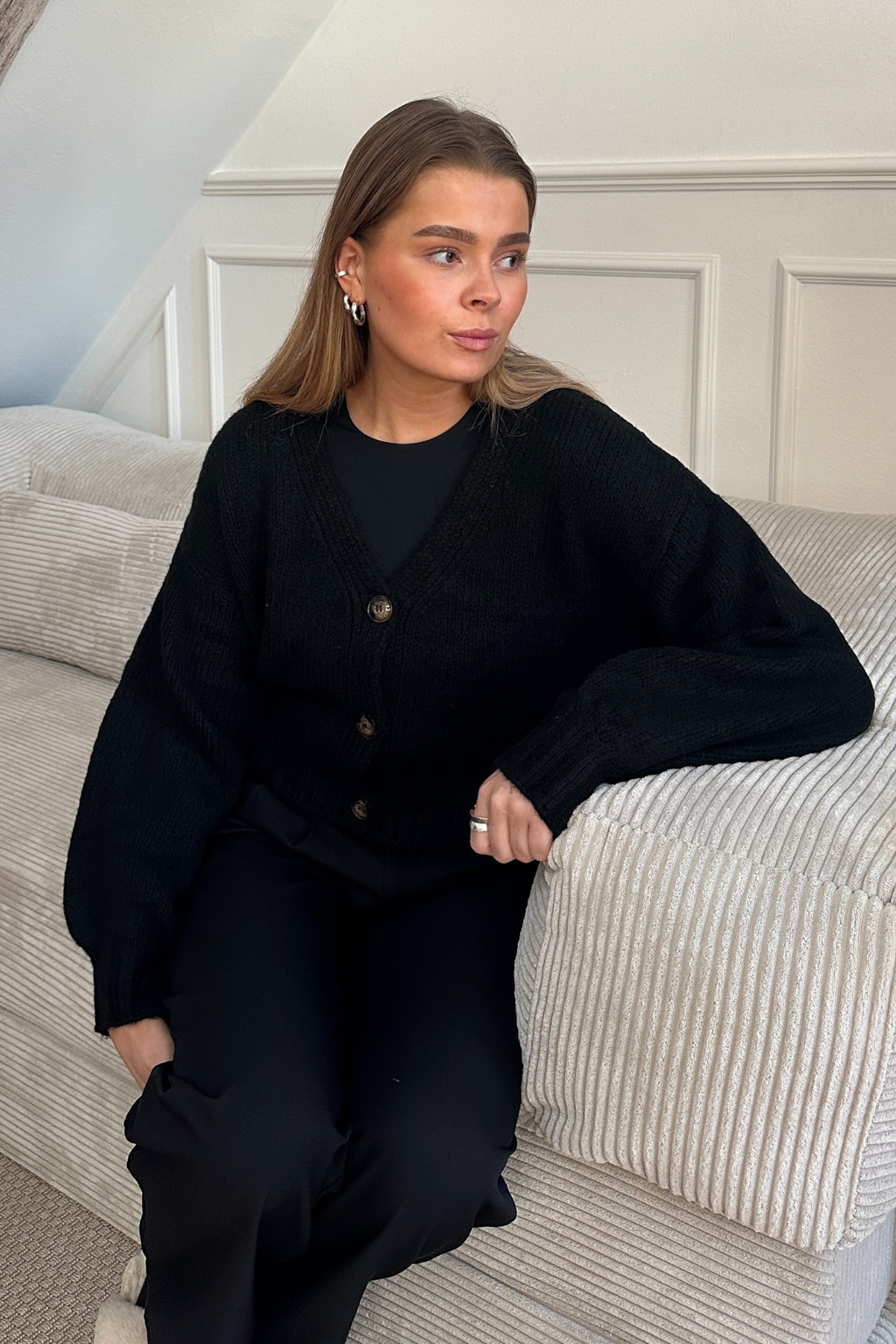 V-kaula-aukkoinen neuletakki - musta