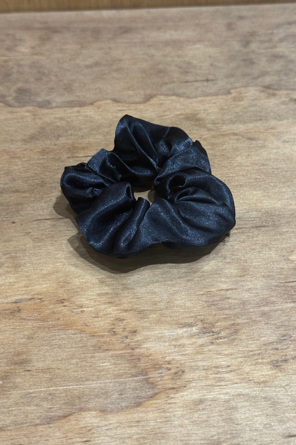 Satiini Scrunchie - Musta