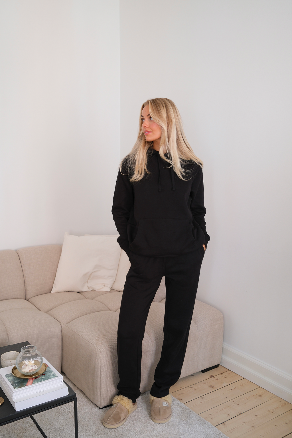 Essential hupullinen naisten pusero - musta