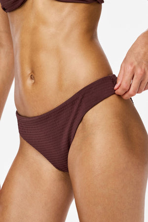 Kaya Seersucker Bikini Brief - syvä mahonki
