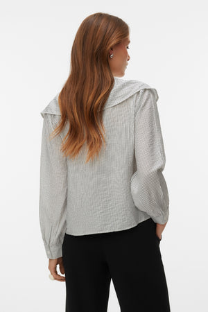 Kaja V-kaula-aukkoinen röyhelöpaita - Lumikki Amanda Black