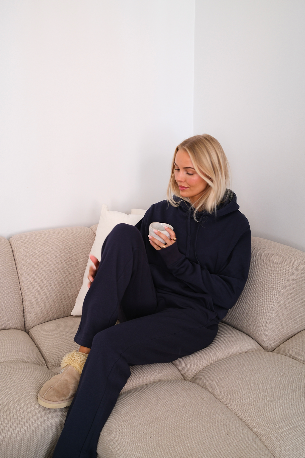 Essential hupullinen neulepusero naisille - laivasto