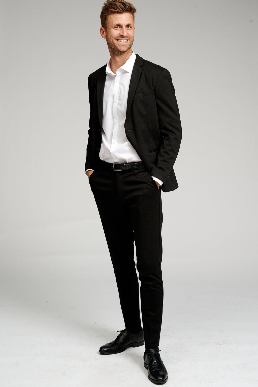 Ylisuuret puku (musta) - pakettikauppa